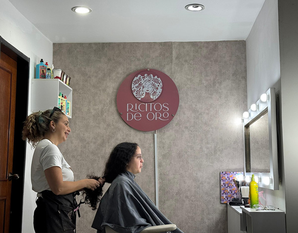 Peluqueria-especialista-en-rizos-ricitos-de-oro Josuhamer leon junto a cliente en su peluqueria especialista en rizos